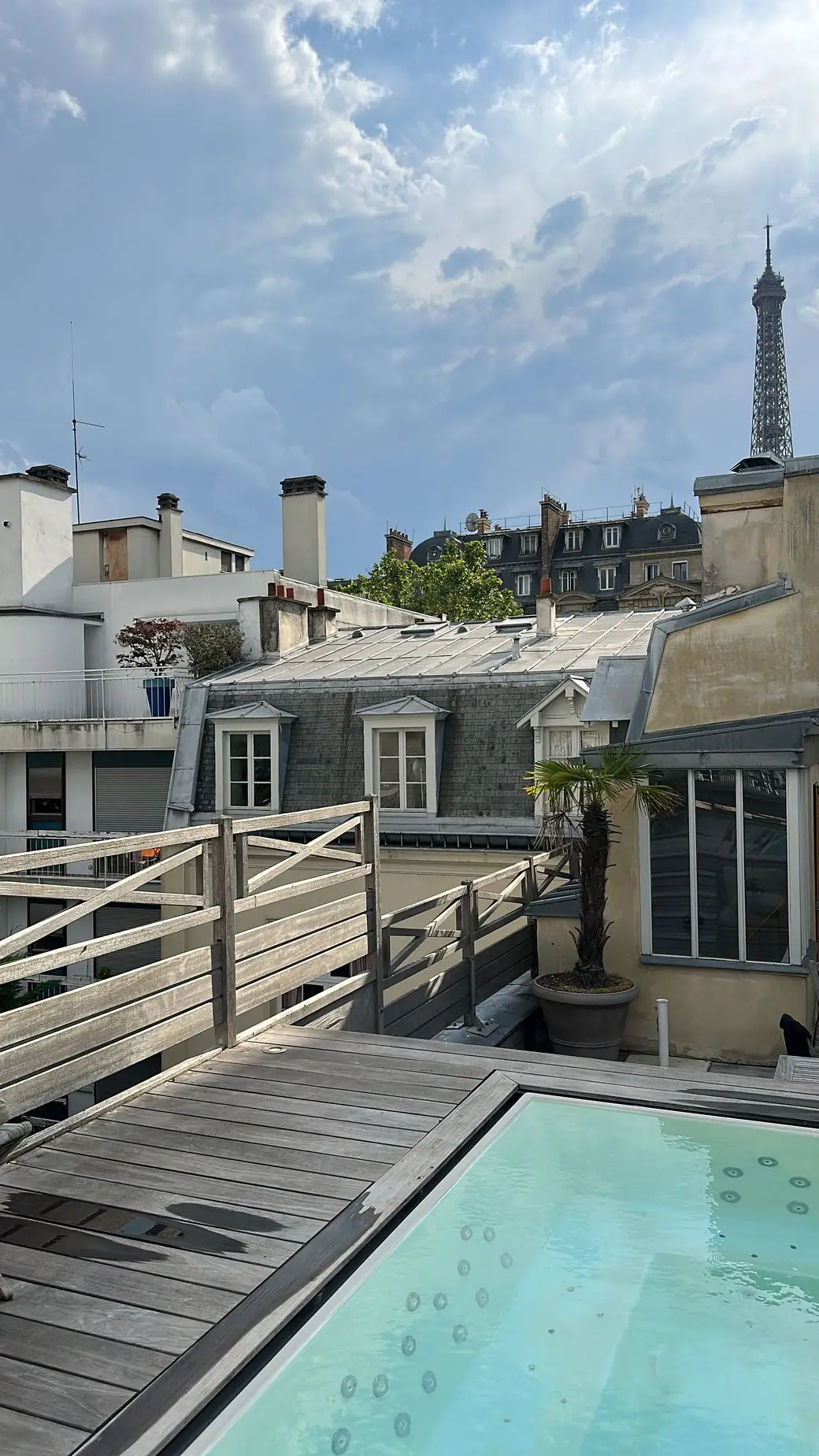 Terrasse parisienne avec vue sur la Tour Eiffel